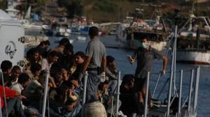 Ancora morti recuperati nella tragedia migranti di Lampedusa. Alfano candida l'isola a ricevere il premio Nobel per la Pace.