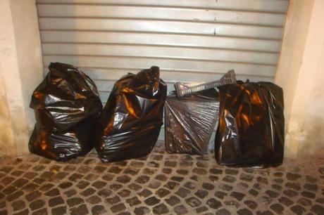 DISCARICA ROMANA! ANCORA SACCHETTI SPARSI OVUNQUE, UNA PATTUMIERA INFINITA, COME LA NOSTRA VERGOGNA!