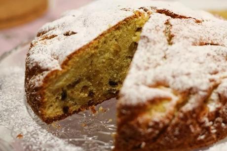 Torta di mele con amaretti, uvetta e pinoli