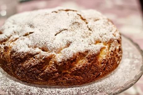 Torta di mele con amaretti, uvetta e pinoli