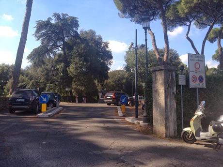 Questo volgare autosalone di vetture usate è Villa Borghese. Forse la più artisticamente rilevante villa urbana del mondo