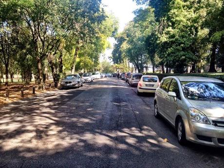 Questo volgare autosalone di vetture usate è Villa Borghese. Forse la più artisticamente rilevante villa urbana del mondo