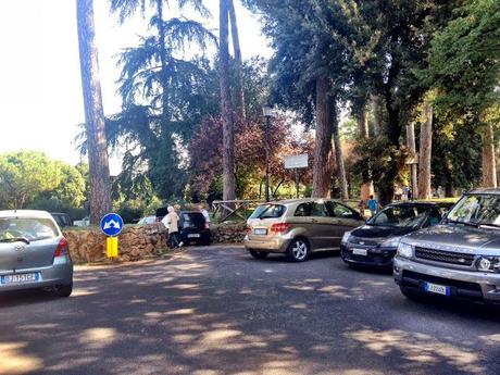 Questo volgare autosalone di vetture usate è Villa Borghese. Forse la più artisticamente rilevante villa urbana del mondo