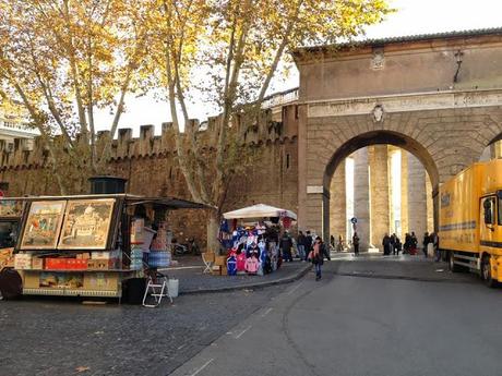 Valore Cultura e ambulanti vicino ai monumenti. Al comunicato stampa del sindacato dei venditori rispondiamo con queste immagini. Tanto basta, a voi i commenti