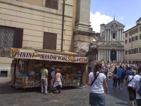 Valore Cultura e ambulanti vicino ai monumenti. Al comunicato stampa del sindacato dei venditori rispondiamo con queste immagini. Tanto basta, a voi i commenti