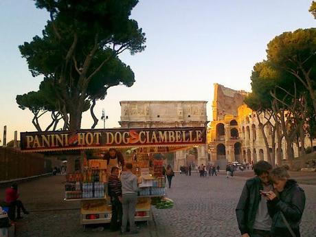 Valore Cultura e ambulanti vicino ai monumenti. Al comunicato stampa del sindacato dei venditori rispondiamo con queste immagini. Tanto basta, a voi i commenti