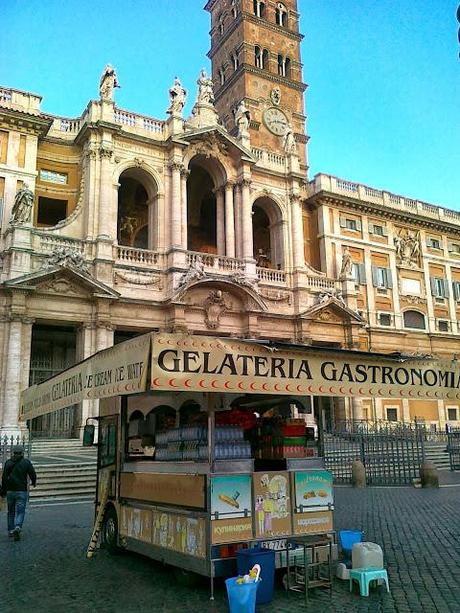 Valore Cultura e ambulanti vicino ai monumenti. Al comunicato stampa del sindacato dei venditori rispondiamo con queste immagini. Tanto basta, a voi i commenti