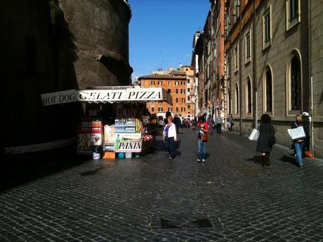 Valore Cultura e ambulanti vicino ai monumenti. Al comunicato stampa del sindacato dei venditori rispondiamo con queste immagini. Tanto basta, a voi i commenti