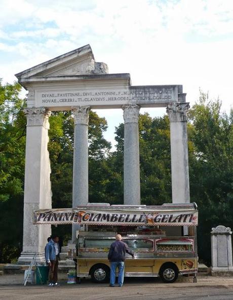 Valore Cultura e ambulanti vicino ai monumenti. Al comunicato stampa del sindacato dei venditori rispondiamo con queste immagini. Tanto basta, a voi i commenti