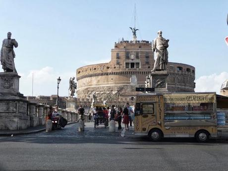 Valore Cultura e ambulanti vicino ai monumenti. Al comunicato stampa del sindacato dei venditori rispondiamo con queste immagini. Tanto basta, a voi i commenti