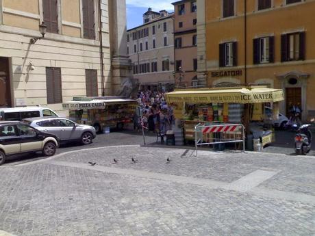 Valore Cultura e ambulanti vicino ai monumenti. Al comunicato stampa del sindacato dei venditori rispondiamo con queste immagini. Tanto basta, a voi i commenti