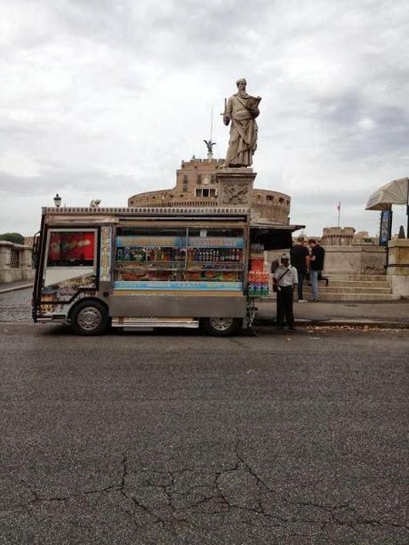 Valore Cultura e ambulanti vicino ai monumenti. Al comunicato stampa del sindacato dei venditori rispondiamo con queste immagini. Tanto basta, a voi i commenti