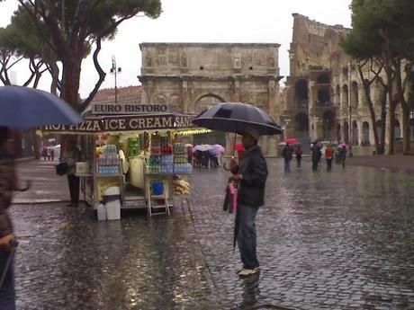 Valore Cultura e ambulanti vicino ai monumenti. Al comunicato stampa del sindacato dei venditori rispondiamo con queste immagini. Tanto basta, a voi i commenti