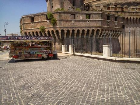 Valore Cultura e ambulanti vicino ai monumenti. Al comunicato stampa del sindacato dei venditori rispondiamo con queste immagini. Tanto basta, a voi i commenti