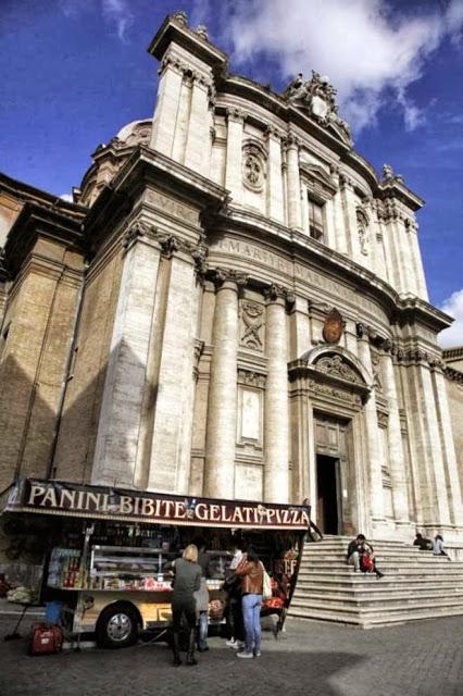 Valore Cultura e ambulanti vicino ai monumenti. Al comunicato stampa del sindacato dei venditori rispondiamo con queste immagini. Tanto basta, a voi i commenti