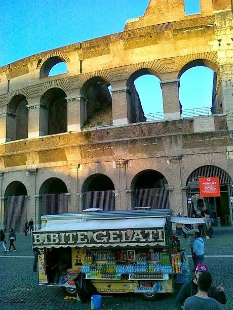 Valore Cultura e ambulanti vicino ai monumenti. Al comunicato stampa del sindacato dei venditori rispondiamo con queste immagini. Tanto basta, a voi i commenti