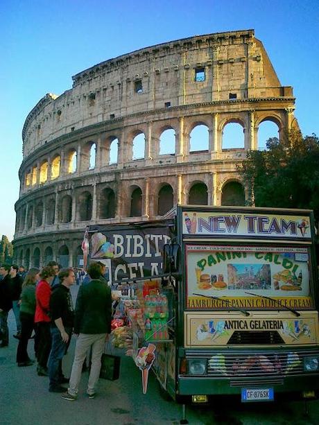 Valore Cultura e ambulanti vicino ai monumenti. Al comunicato stampa del sindacato dei venditori rispondiamo con queste immagini. Tanto basta, a voi i commenti