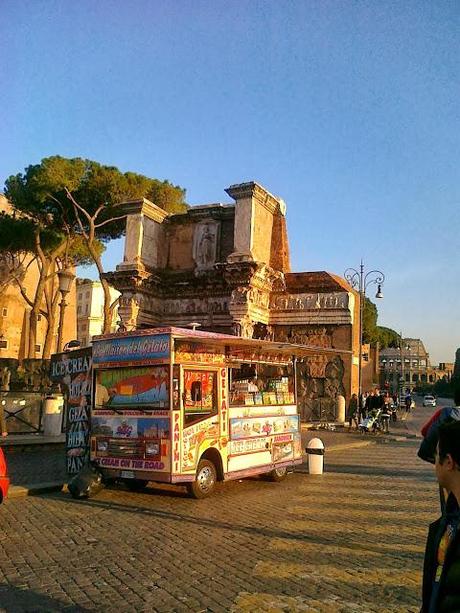 Valore Cultura e ambulanti vicino ai monumenti. Al comunicato stampa del sindacato dei venditori rispondiamo con queste immagini. Tanto basta, a voi i commenti