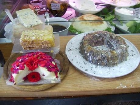 formaggio-rose-mandorle-tartufi