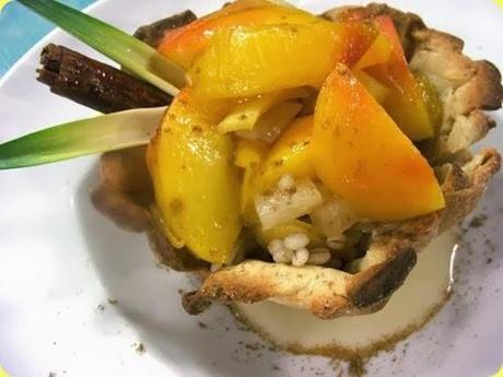 Cestino di frolla con insalata di orzo e frutta sciroppata