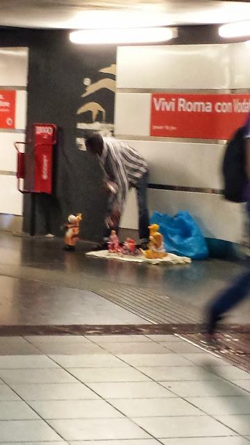 Venditori abusivi e mendicanti con minori in braccio. Il nuovo nodo della Stazione Termini è un suk