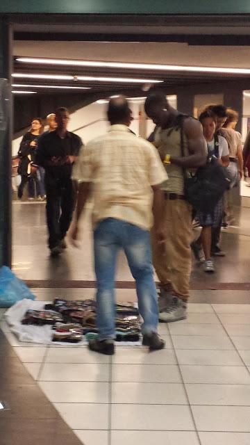 Venditori abusivi e mendicanti con minori in braccio. Il nuovo nodo della Stazione Termini è un suk