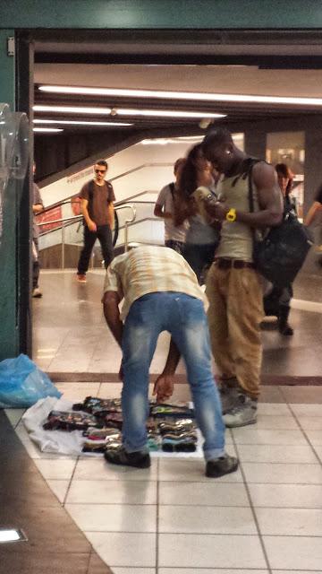 Venditori abusivi e mendicanti con minori in braccio. Il nuovo nodo della Stazione Termini è un suk