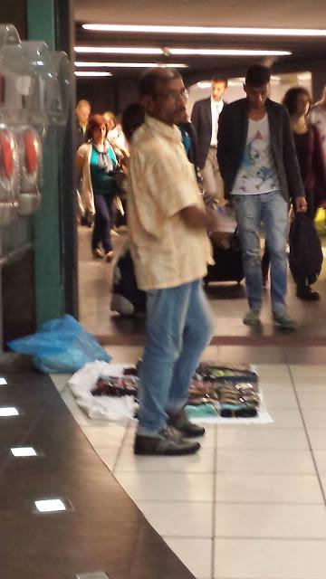 Venditori abusivi e mendicanti con minori in braccio. Il nuovo nodo della Stazione Termini è un suk