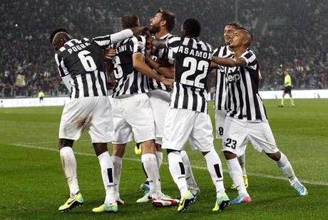 Juventus' Chiellini celebrates with teammates after scoring against AC Milan during their Italian Serie A soccer match in Turin