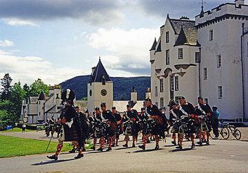 I Traditional Scottish Brandy Wafers e una cartolina da Blair Castle (Scozia)
