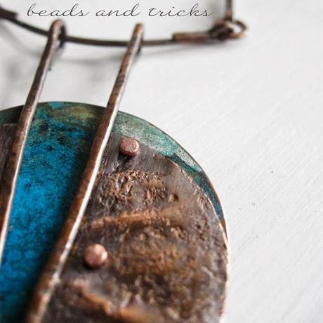 Collana rame, patina blu, rivetti