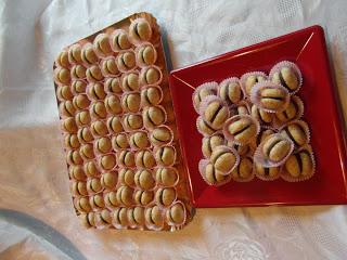 Ghiaccia, Pasta di Zucchero, Gum Paste e la ricetta della torta al cioccolato più buona del mondo.........