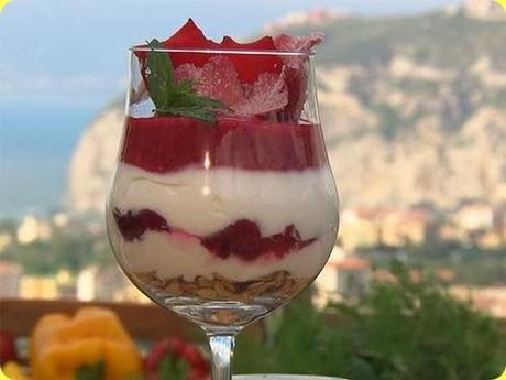 Bicchierini allo yogurt, confettura di rose e gelatina di frutti rossi