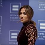 Jennifer Lopez alla HRC National Dinner con l’abito “vedo – non vedo” (video)