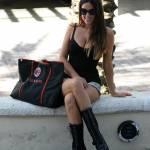 Claudia Romani in shorts di jeans e borsa del Milan 01