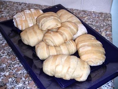 Fagottini soffici con crema al latte di mandorle