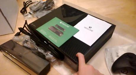 Xbox One – Un ragazzo mostra l’unboxing della console