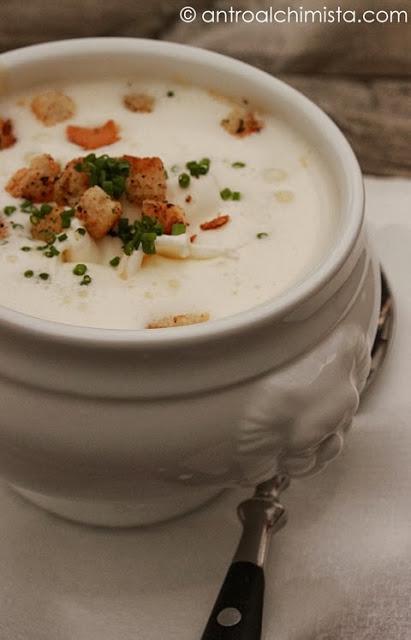 Alm-Graukäse Cremesuppe mit Knoblauch Croutons