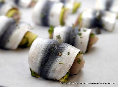 Il pesce azzurro cotto nel forno: spiedini arrotolati di alacce con verdure grigliate, foglie di grana padano e erbette profumate