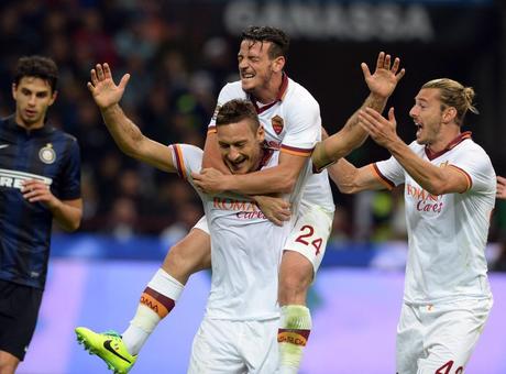 I festeggiamenti di Florenzi al capitano Totti, dopo lo 0-2 momentaneo a San Siro (tensports.com)