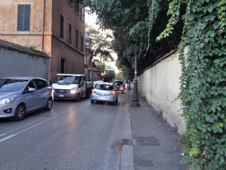 Impossibile accedere a Villa Ada se si è dei miserabili, ignobili, schifosissimi pedoni