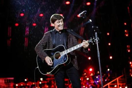 GIANNI MORANDI LIVE ALL'ARENA DI VERONA TRA MUSICA, SOCIALE E GAFFE