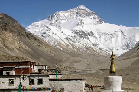 Panorama dell'Everest - La montagna più alta del mondo ripresa dal  lato nord tibetano. L'Everest è chiamato in tibetano  Chomolungma, in  nepalese Sagarmatha e in cinese Zhumulangma (Ang Tshring Sherpa/Reuters)  