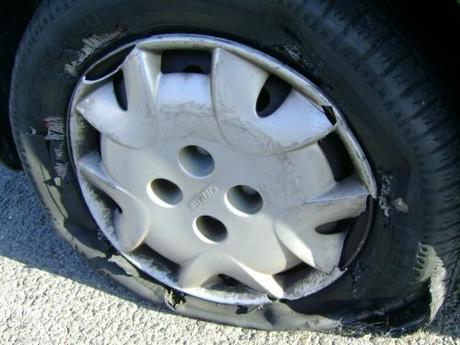 ITALIA, BUCATE GOMME DELLE AUTO DI ALCUNI CALCIATORI DELLA FIORENTINA - ITALY, HOLES IN THE TIRES' CAR FOR SOME FIORENTINA 'S PLAYERS