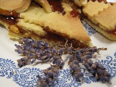 Crostata classica ma....con pasta frolla alla lavanda