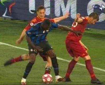 Se il calcione lo avesse dato Balotelli a Totti