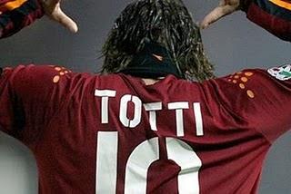 ITALIA: ROMA, TUTTA LA CITTA' SI STRINGE INTORNO A TOTTI - ITALY: ROME, THE WHOLE CITY HUGS TOTTI