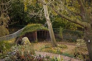 un piccolo capannone di compostaggio per un giardino privato