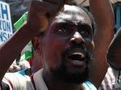 Manifestanti contro polizia haiti. protestano governo presidente preval.