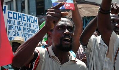 MANIFESTANTI CONTRO LA POLIZIA AD HAITI. PROTESTANO PER IL GOVERNO DEL PRESIDENTE  PREVAL.